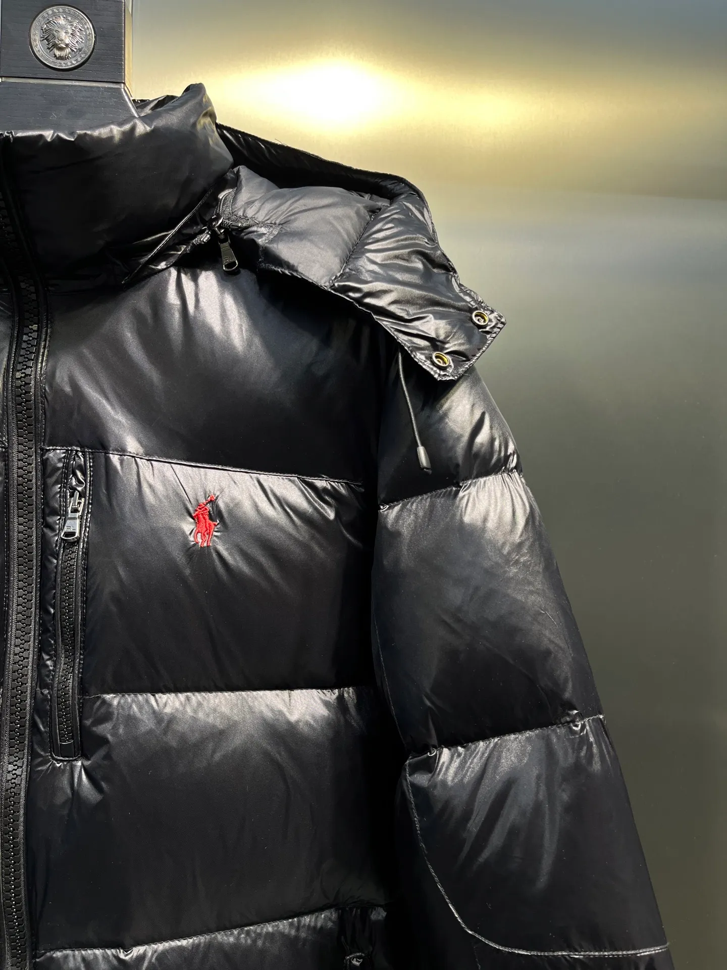 P980 Ralph Lauren polo unisex matte down jacket. Ralph is going crazy this year. The upper body fabric of major internet celebrities has a double-layer shin feel, which is full of weight! It's not as heavy as a regular jacket, and the ordinary cotton material feels really different. This one is super comfortable, soft and stylish, and has a green plaid interior that has a retro movie fashion feel! ✅Original custom-made 40D plaid four-level waterproof fabric, waterproof and anti-static fabric, exclusively using the original single-layer fabric method. The use of single-layer fabric has tested that the fabric and down must meet the standards to prevent velvet running, and ensure the feel and bulkiness. The interior is made of nylon double-layer sealing design, which will not cause any velvet running phenomenon. The adjustable hem with built-in drawstring buckle can prevent wind and cold. ✅ Silhouette jacket The upper body shape is super good, and the LOGO design on the chest is prominent. It is a style highly recommended by foreign bloggers. ✅Original original data layout, coordinated, loose, warm, fashionable, real original internal data, tolerant version. ✅Imported Behringer embroidery machine, custom-made 10,000-needle electric embroidery, using imported No. 7 needles, imported embroidery thread, ensuring that each word is full, three-dimensional and clear, and can be called the most expensive embroidery logo. ✅It is filled with national standard 80% white duck down, which has better thermal insulation performance, is light and not heavy, and has good fluff recovery after compression! ✅RDS certified high-quality 700 high fluffy white duck down filling ✅The zipper is customized from the Yoshida RL factory, with clear engravings and perfect and smooth texture ✅Accessories and buttons are all developed using the original version The fit is loose but not baggy. The size is just right and not picky. The dropped shoulder design modifies the shoulders without making them look bulky. This silhouette is a style that will never go out of style. The upper body is also very durable and recognizable. The loose and reasonable fit can be worn by both men and women. It is easy to create a clean and refreshing youthful look. Size: S M L XL XXL